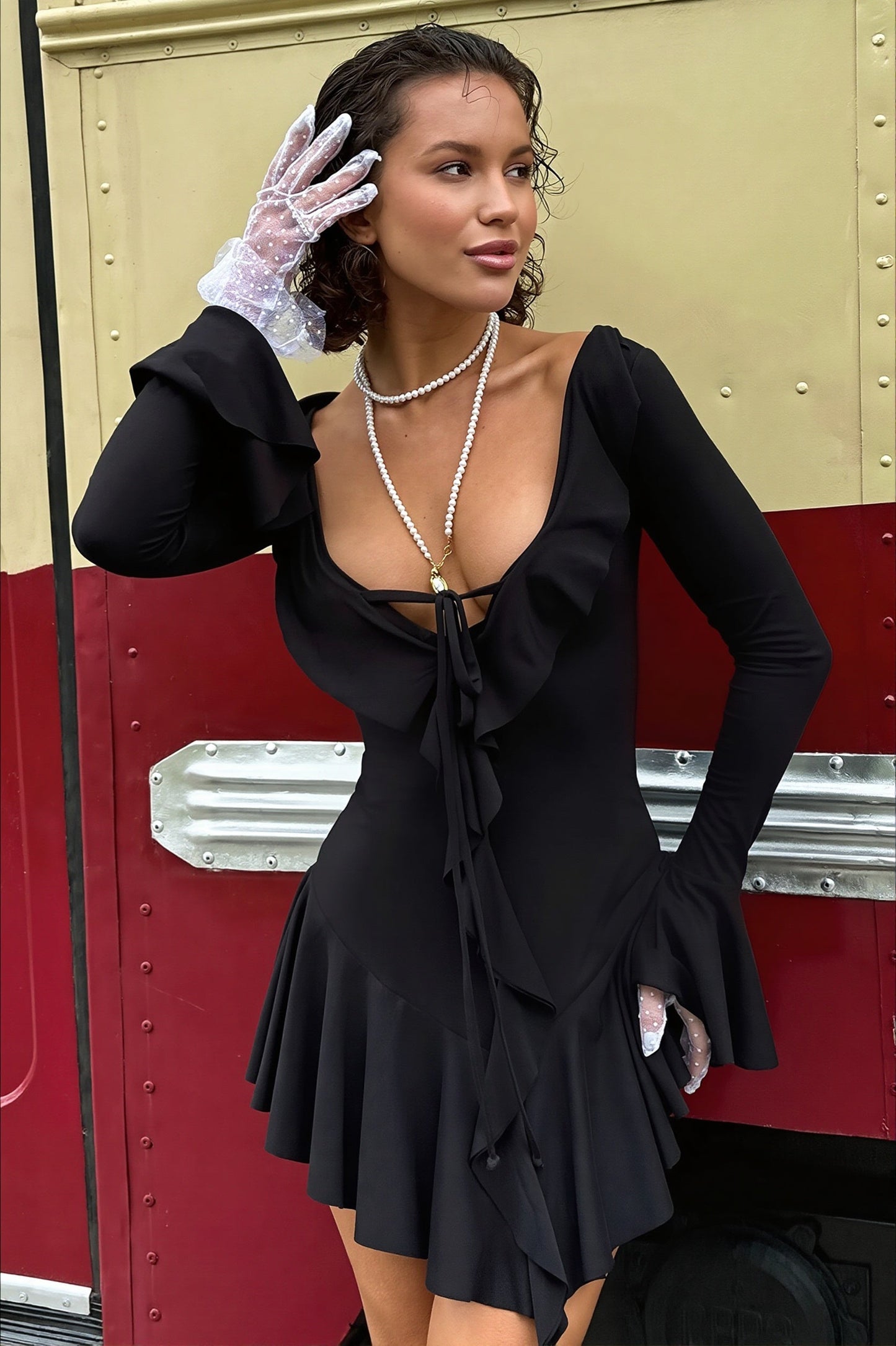 Detailansicht von V-Ausschnitt und Bindebereich am Damenkleid