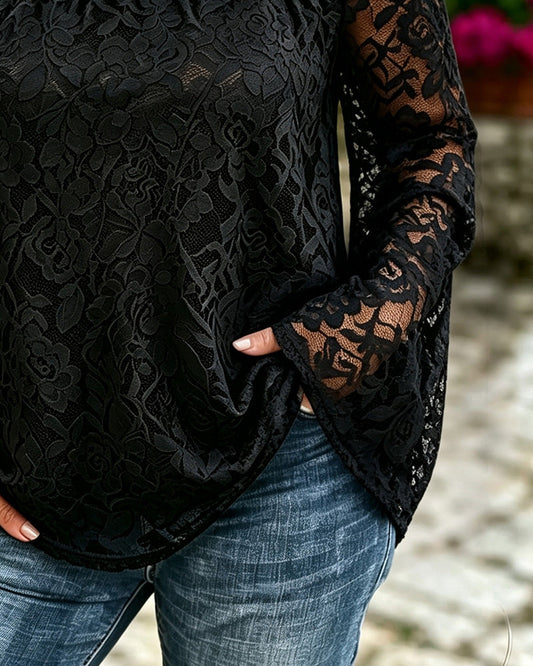 Nahaufnahme des Patchwork-Musters am schwarzen Off-Shoulder-Top für Damen