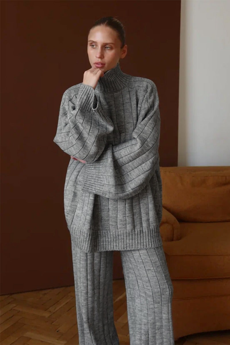 Damen-Zweiteiler aus geripptem Strick mit Rollkragenpullover