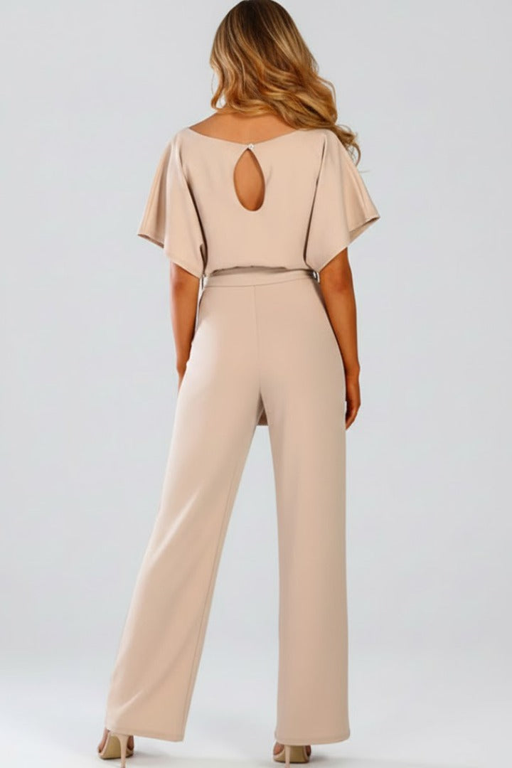 Damen Jumpsuit in Ganzkörperansicht mit weitem Bein und tailliertem Gürtel