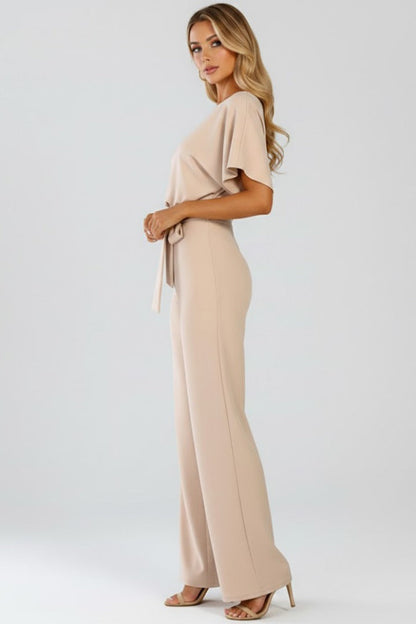 Seitenansicht eines Damen Jumpsuits mit weitem Bein und Bindegürtel