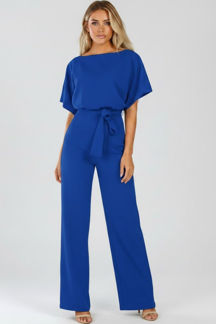Damen Jumpsuit mit weitem Bein in eleganter Pose aus schräger Ansicht
