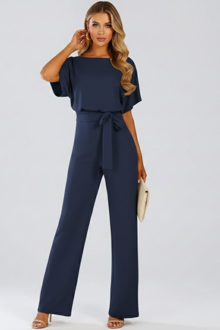 Nahaufnahme des Oberteils vom Damen Jumpsuit mit Bindegürtel