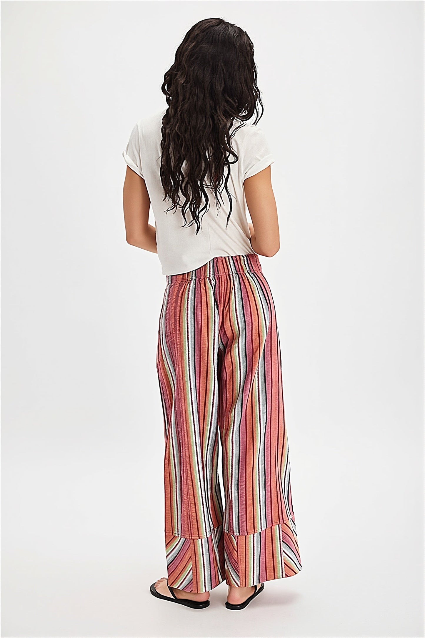 Weite Damenhose mit Streifen und hohem Bund von vorn
