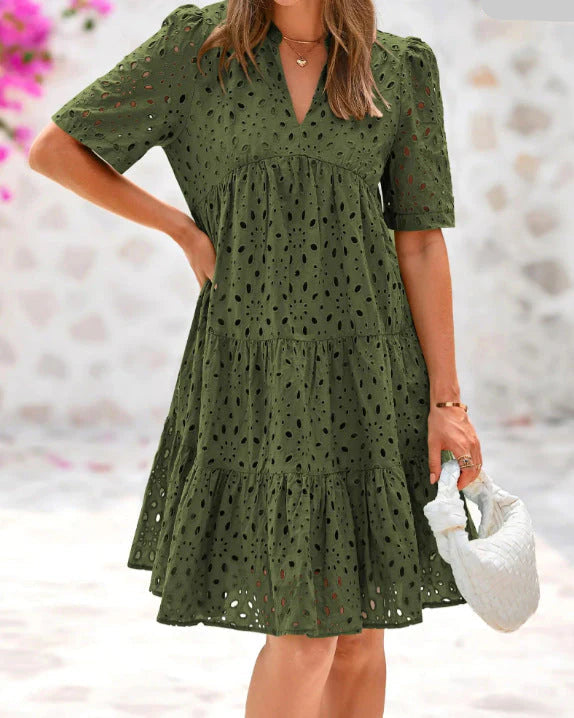 Elegantes Sommerkleid mit Spitzenvolantdetails