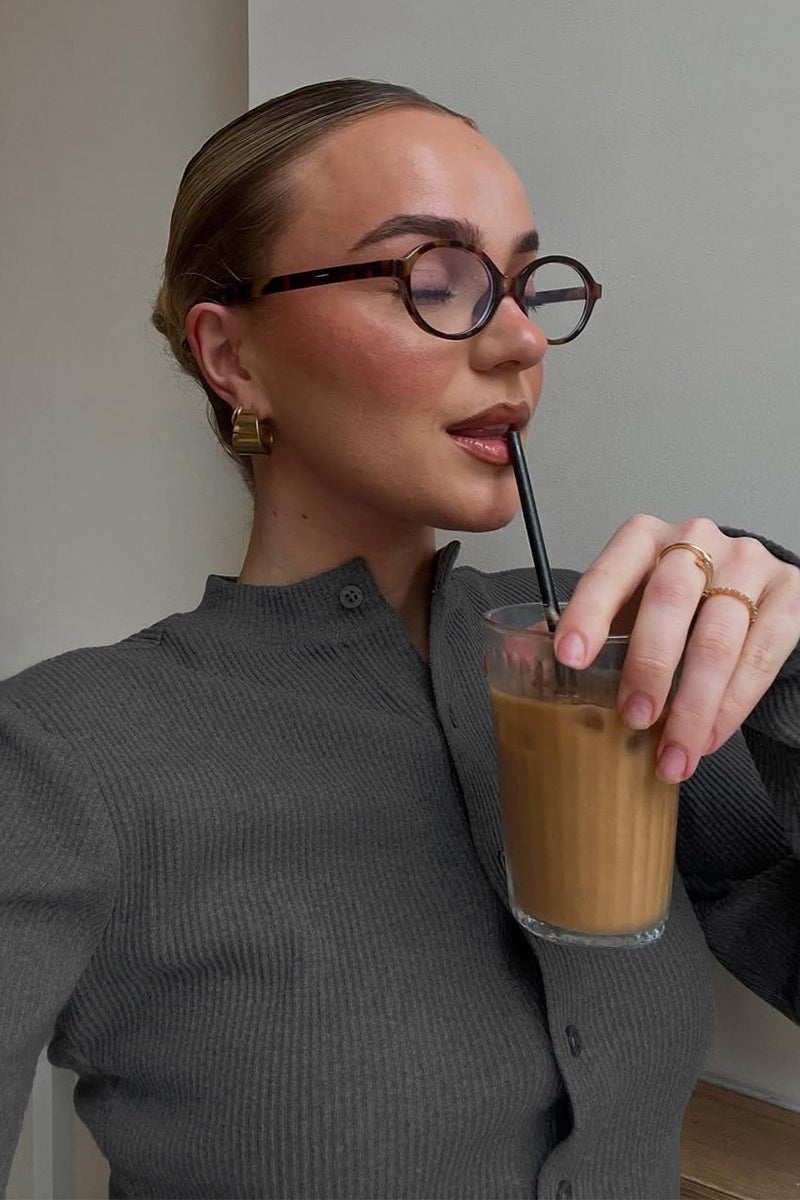 Cardigan und Hose als stilvolles zweiteiliges Damenoutfit