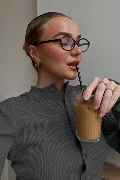 Cardigan und Hose als stilvolles zweiteiliges Damenoutfit