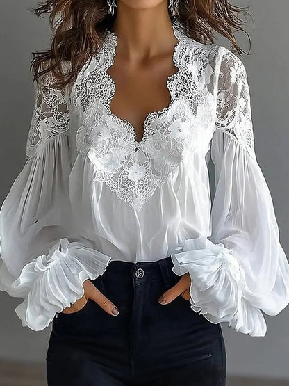 Damenbluse mit Spitzen- und Patchwork-Einsätzen und Puffärmeln