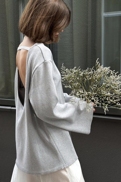 Detailansicht des U-Boot-Ausschnitts am Strickpullover