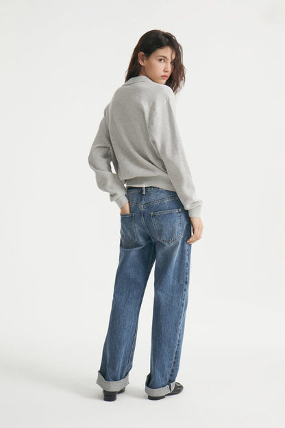Lange Ärmel und Bündchen des Polo-Strickpullovers