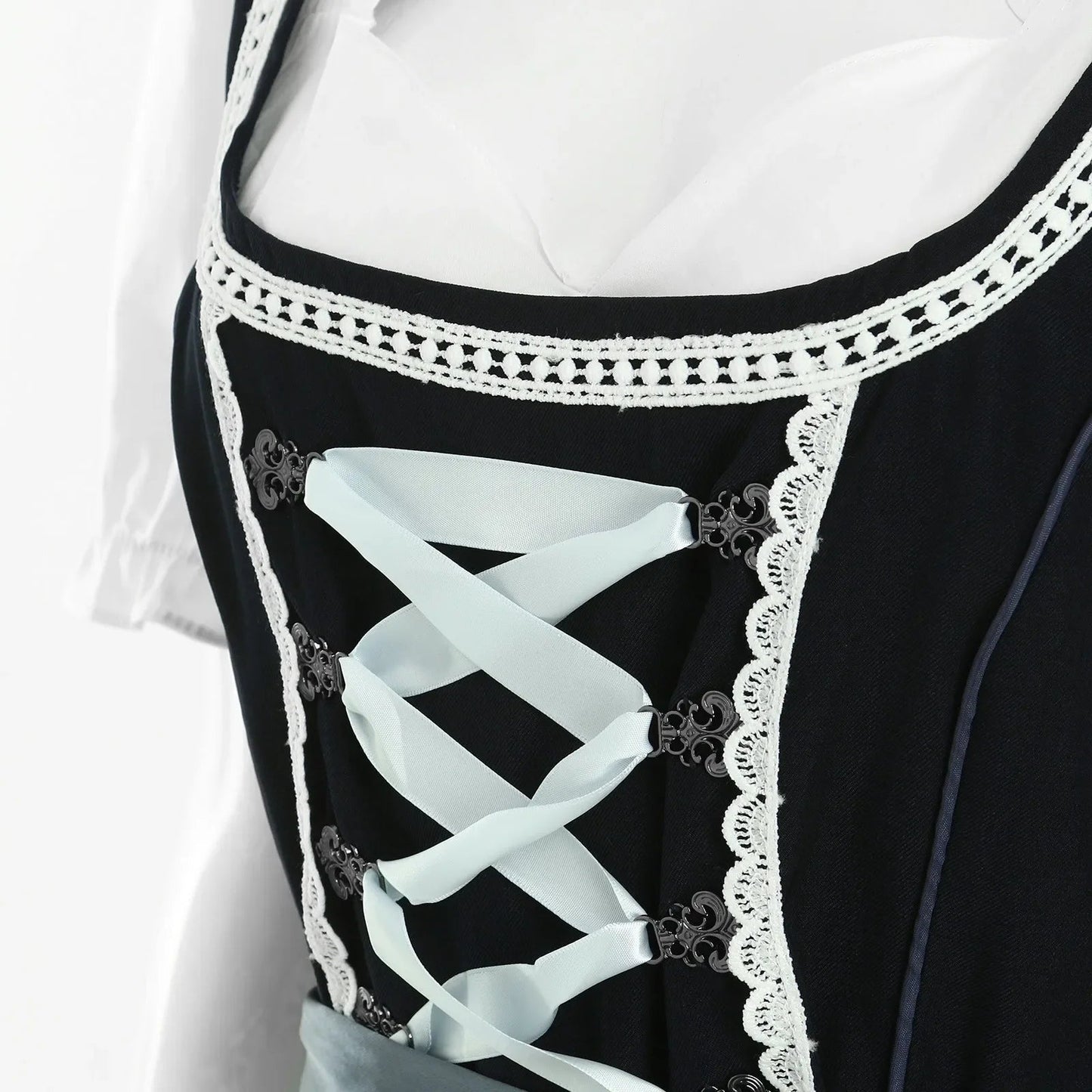 Detailansicht des Damen-Dirndls mit Schürze und figurbetonter Passform