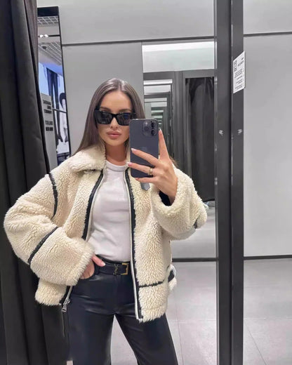 Teddyjacke von vorne mit flauschiger Oberfläche