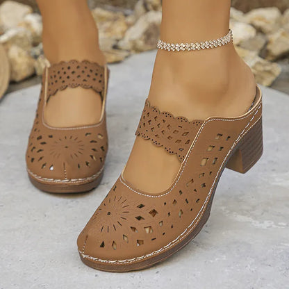 Damen Sandalen mit Cut-Outs und Blockabsatz im vollständigen Paar