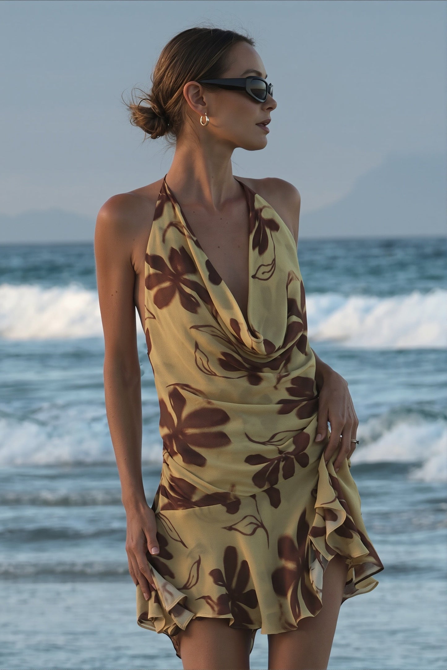 Rückenfreies Damen-Minikleid mit Blumenprint in Rückansicht