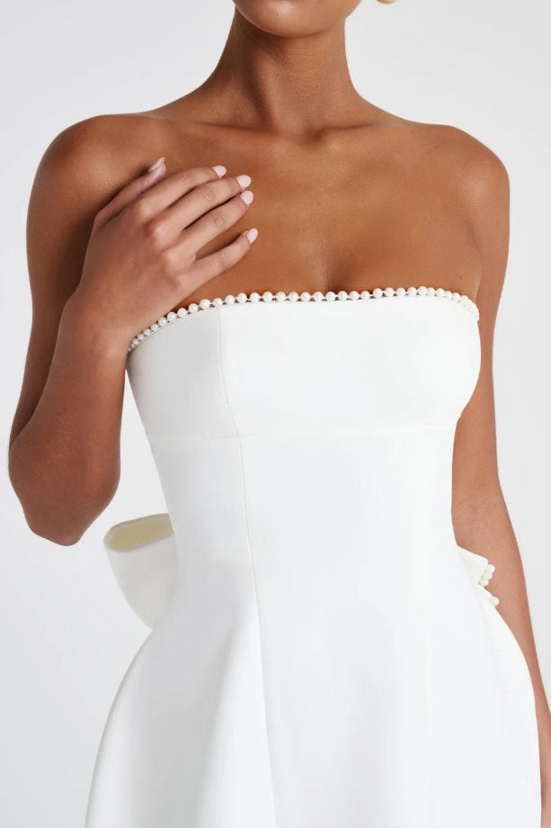 Trägerloses Damen Mini Kleid mit Bubikragen im Detail