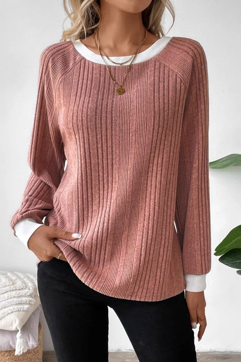 Detailansicht des gerippten Strickmaterials am Pullover