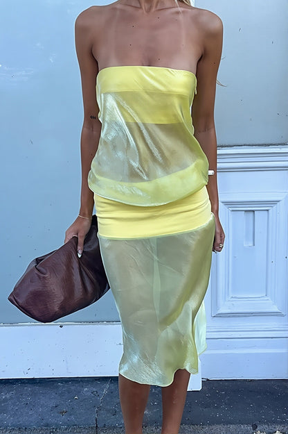 Detailansicht der transparenten Einsätze und Kontrastpartien am Kleid
