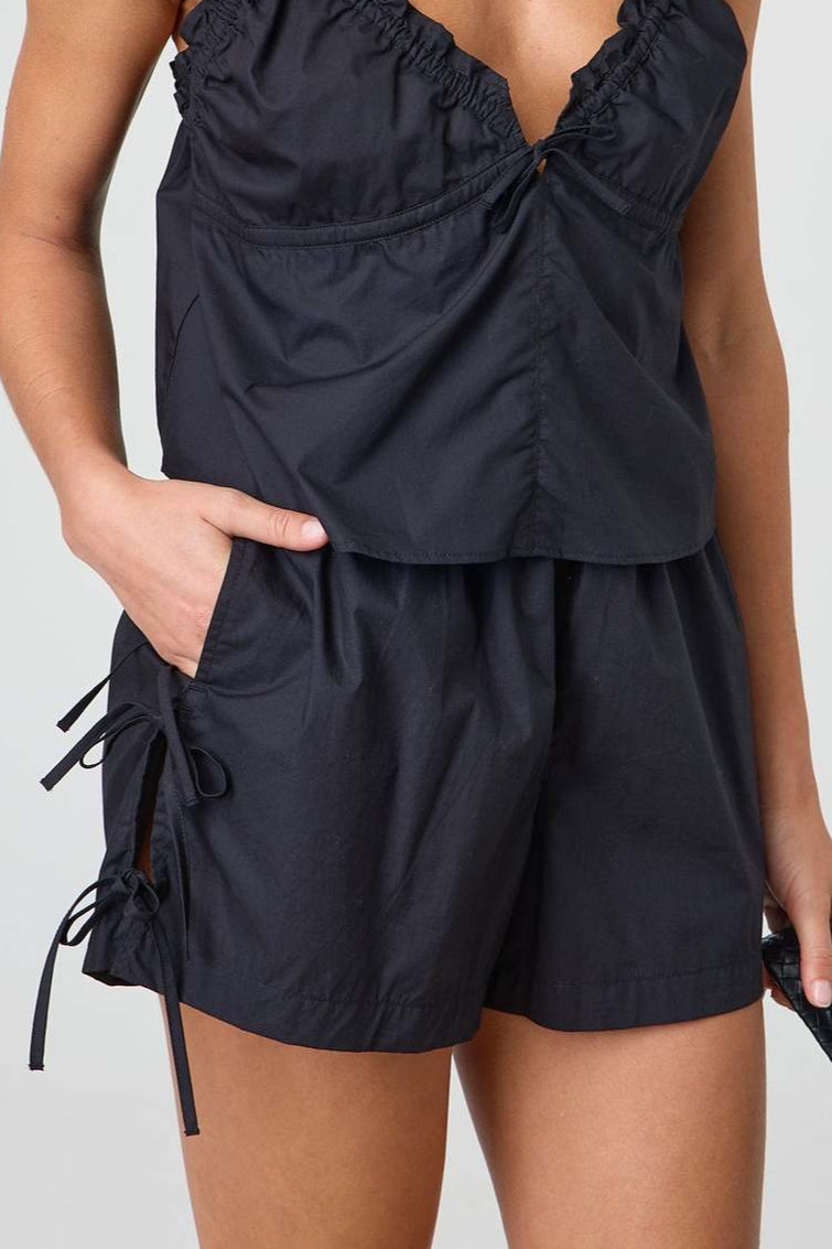 Damen High-Waist-Shorts mit Streifenprint locker fallend in Frontansicht