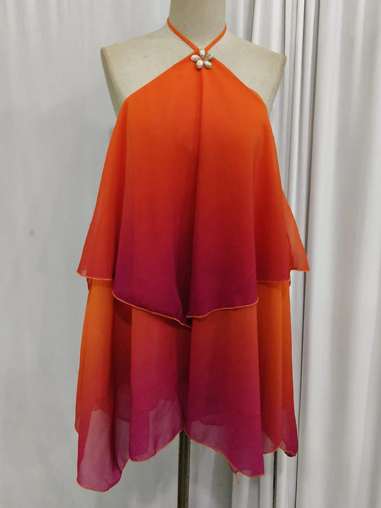 Elegantes kurz geschnittenes Kleid mit pinkfarbenem Farbverlauf und Rüschen