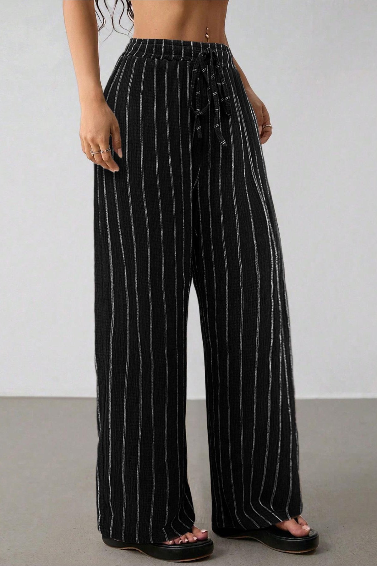 Detailansicht der Streifen und Colorblock-Partien der weiten Damenhose
