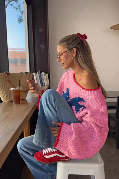 Kontrastbesatz an Ärmelbündchen und Saum des Strickpullovers