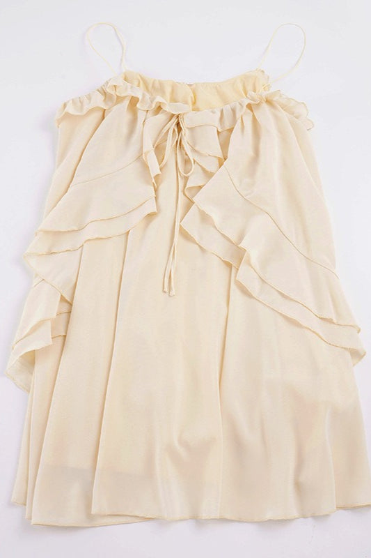 Detailansicht der Volants und Spaghettiträger am Damen Minikleid