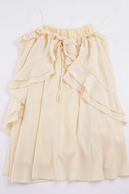 Detailansicht der Volants und Spaghettiträger am Damen Minikleid