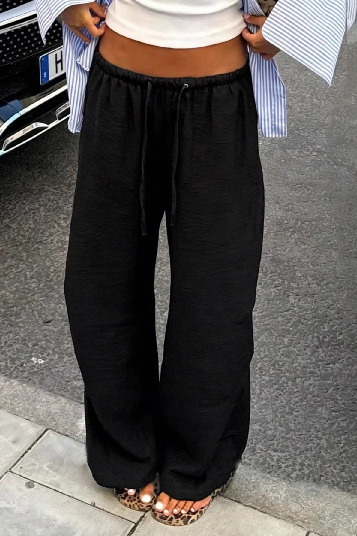 Stoffdetail der leichten Damenhose mit fließendem Fall