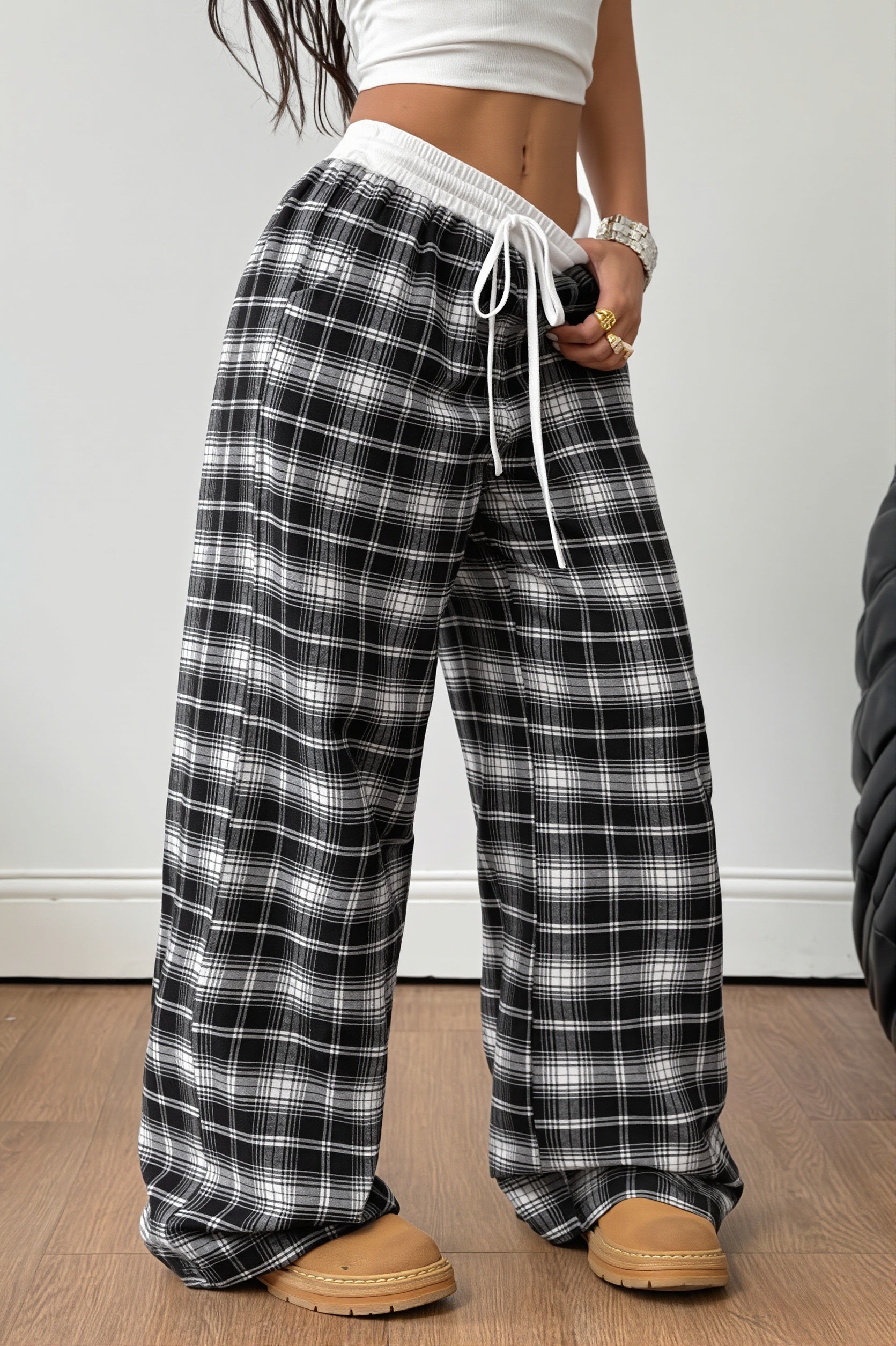 Weite Damen-Karohose mit lockerem Fall in Rückansicht