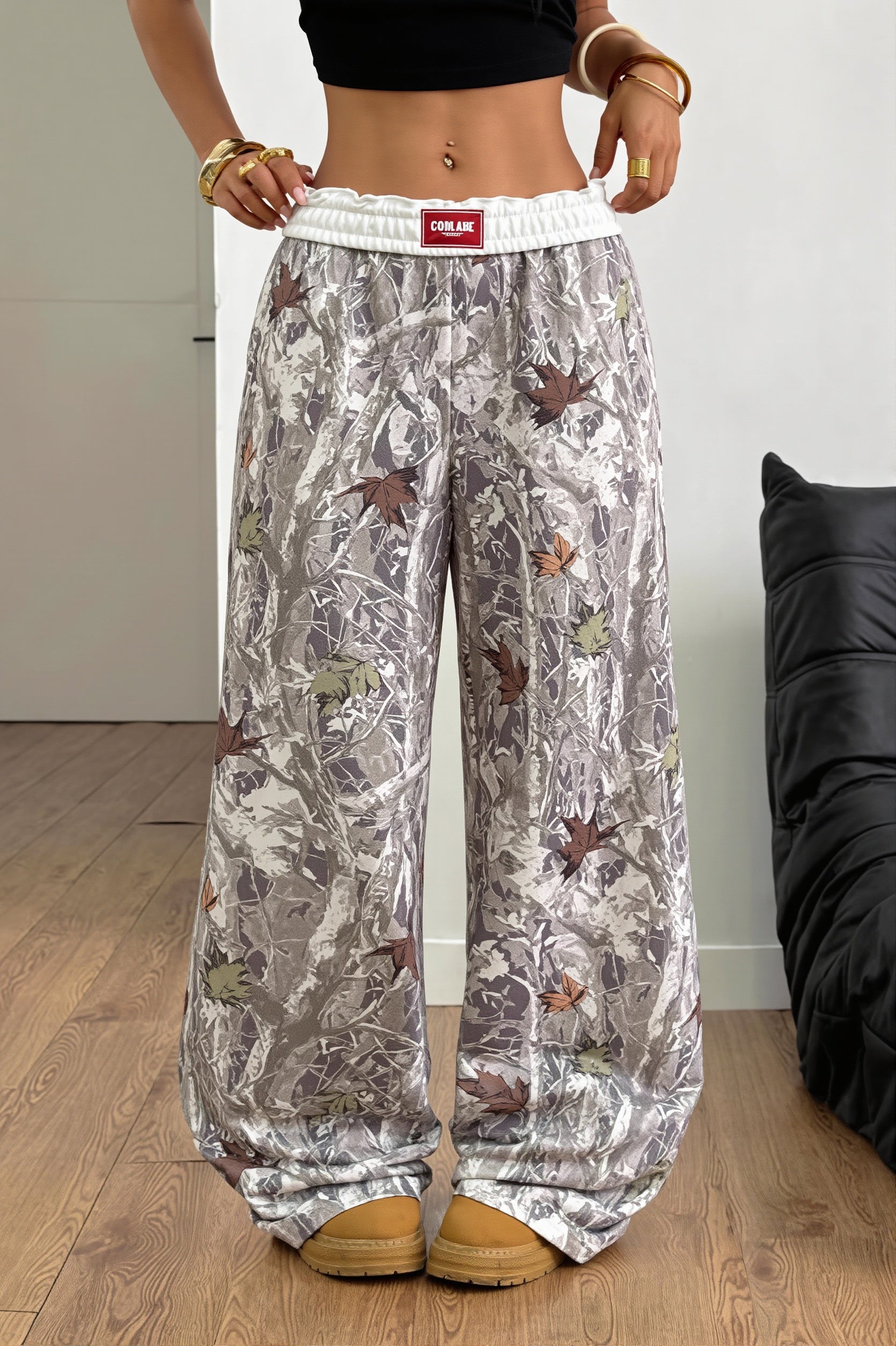 Damen weite Hose mit Print kombiniert in einem lässigen Outfit