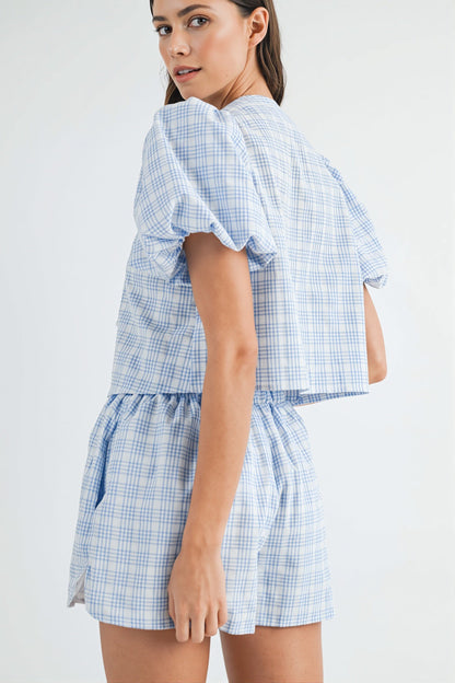 Karierter Damen-Zweiteiler mit Puffärmeln und Shorts im Ganzkörperlook