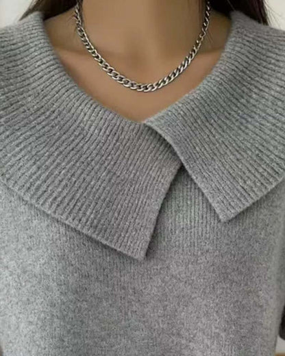 Detailansicht des Reverskragens am einfarbigen Pullover