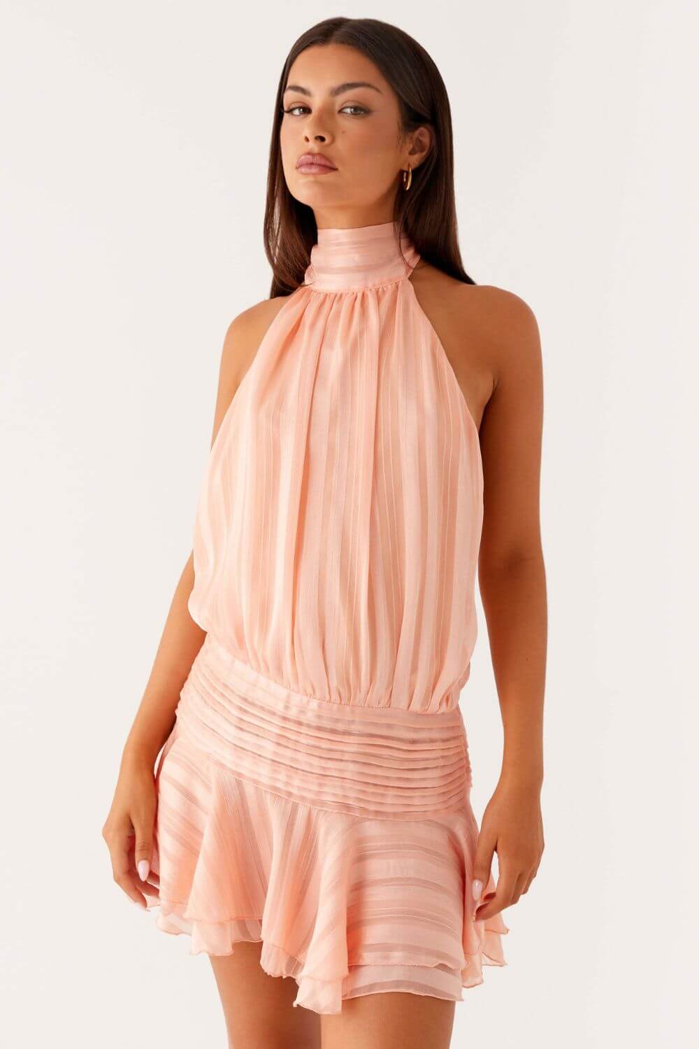 Satin-Kleid mit gerafftem Ausschnitt und kurzen Rüschenärmeln