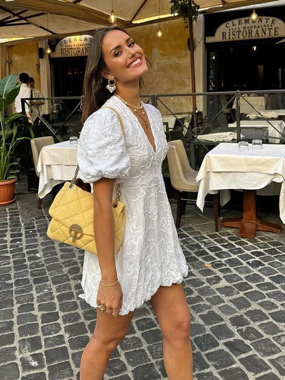 Damen Minikleid mit Stickerei und Puffärmeln als Detailaufnahme