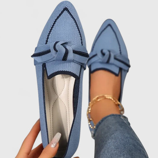 Damenloafer in Strickoptik mit spitzer Form und Knoten-Detail in Seitenansicht