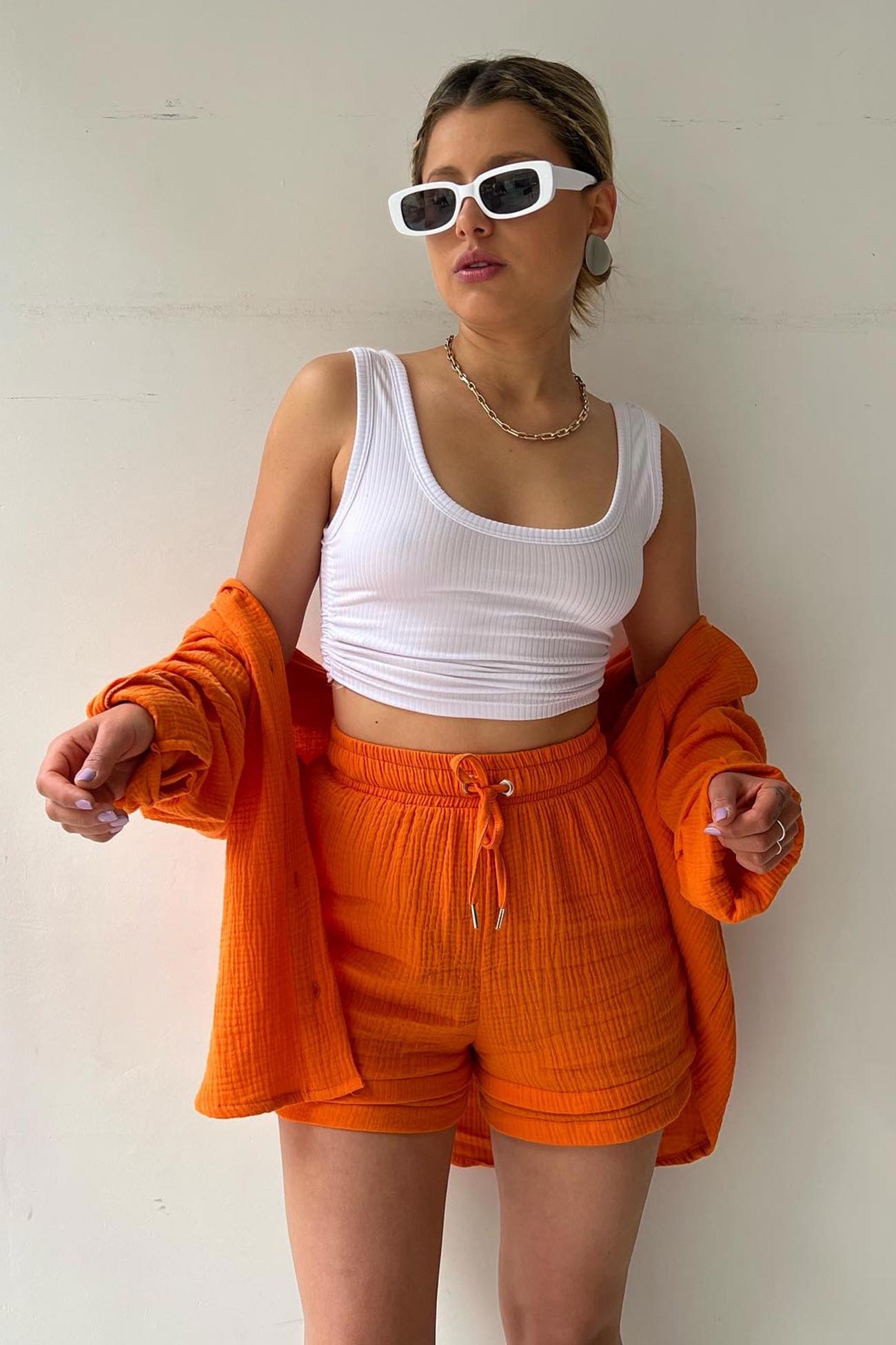 Damen Outfit-Set mit Button-Front-Hemd und Shorts in Nahansicht