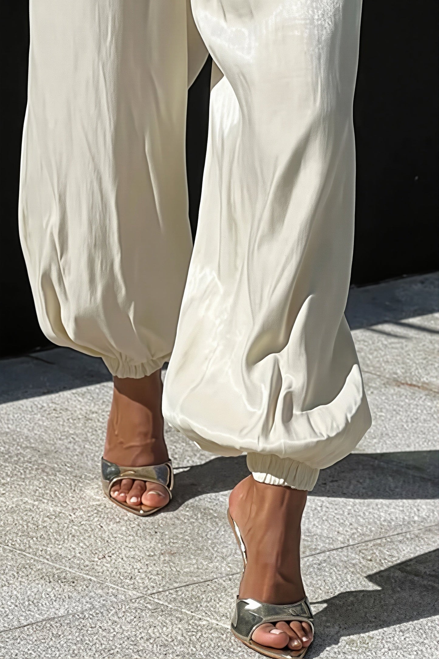 Damen Ballonhose mit High Waist und weiter Passform als modischer Alltagslook