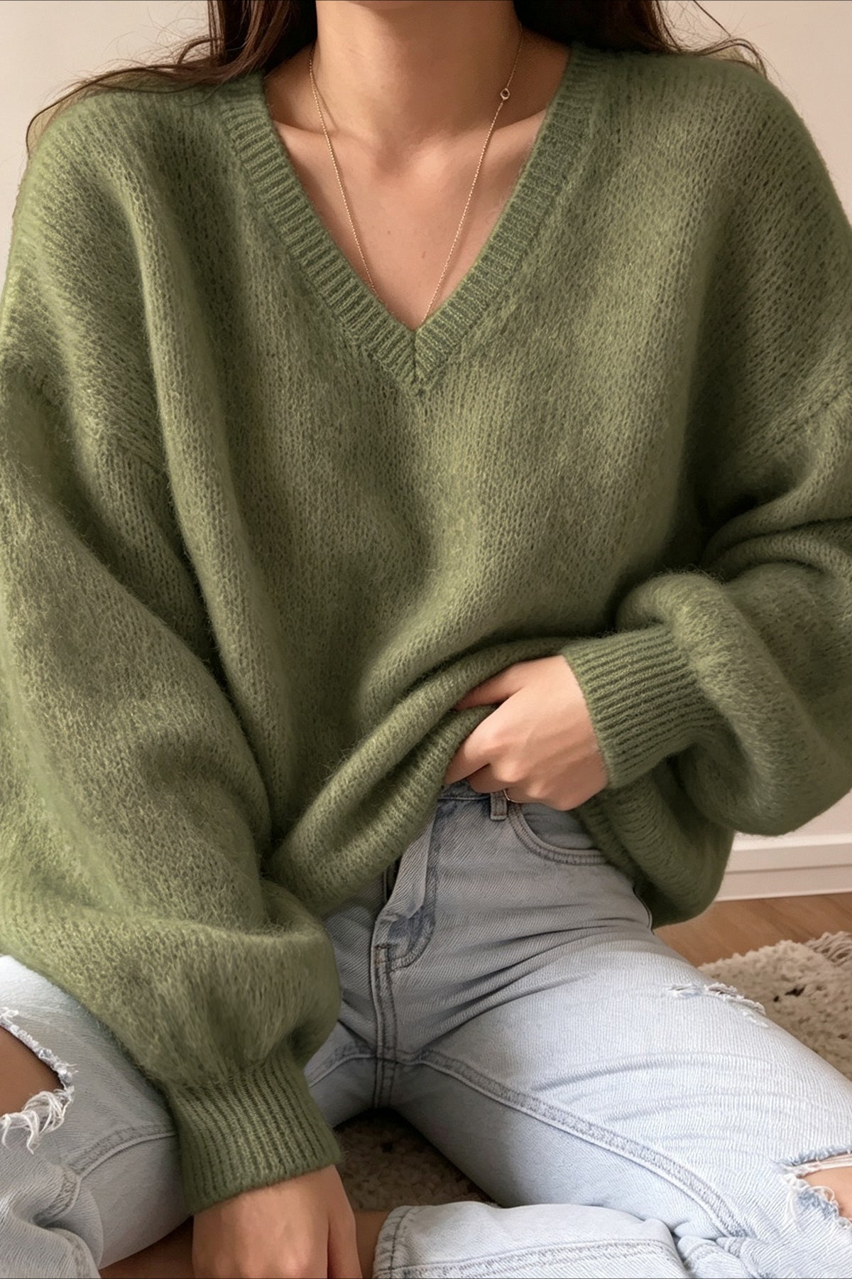 Oversized Pullover mit V-Ausschnitt und langen Ballonärmeln in Olivgrün