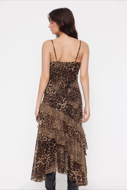 Seitliche Ansicht des Damen-Midikleids mit Leopardenmuster
