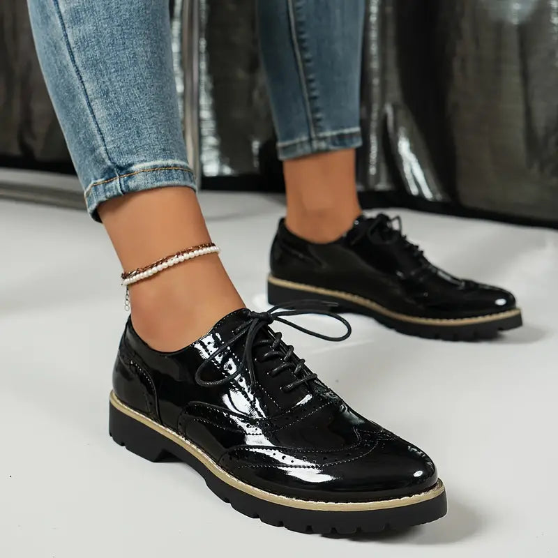 Detailansicht der Brogue-Perforation an Damen Oxford-Schuhen