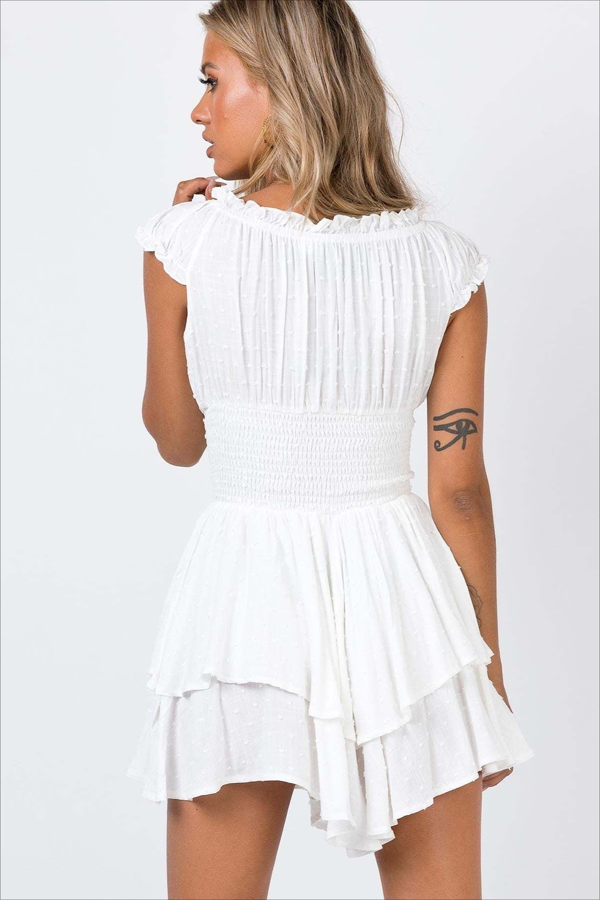 Detailansicht der Stickerei am Off-Shoulder Minikleid
