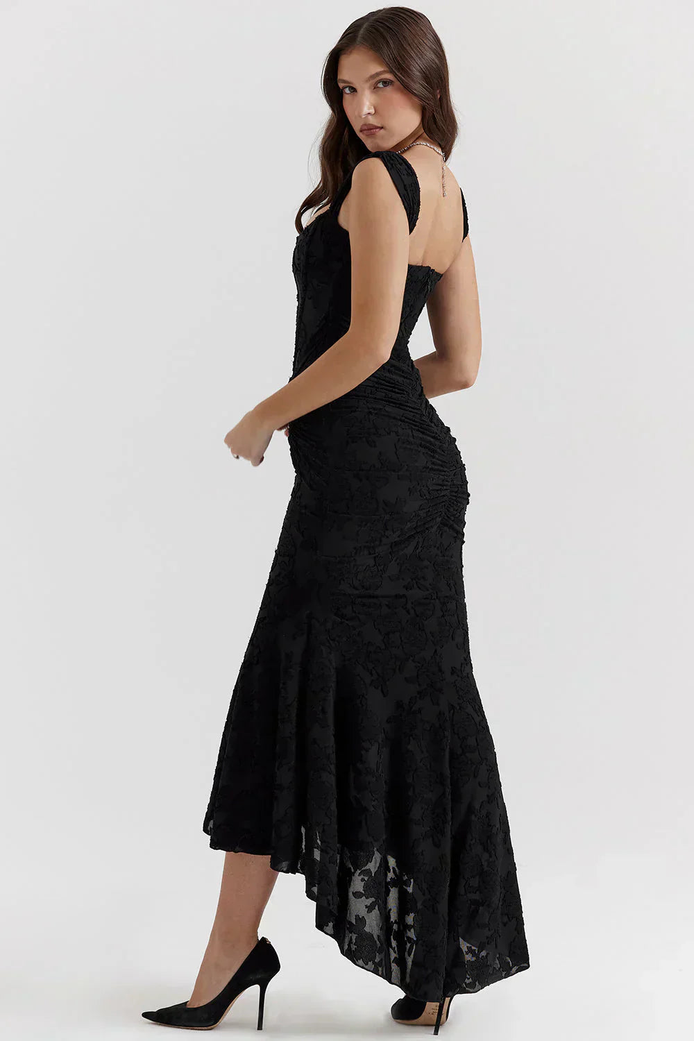 Langes Damenkleid mit figurbetonter Silhouette und luftiger Optik
