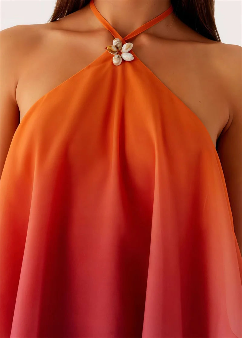 Elegantes kurz geschnittenes Kleid mit pinkfarbenem Farbverlauf und Rüschen