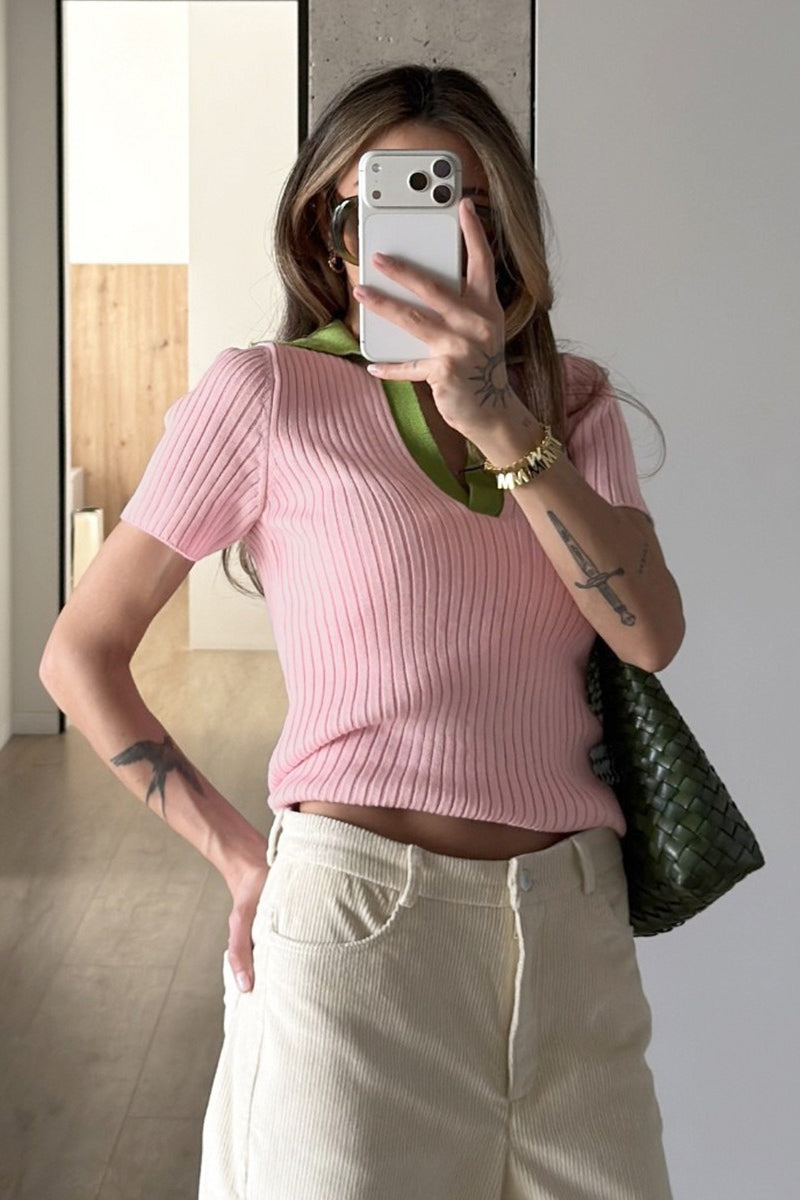 Nahaufnahme der gerippten Struktur des Polo-Strickshirts
