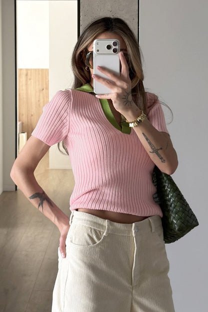 Nahaufnahme der gerippten Struktur des Polo-Strickshirts