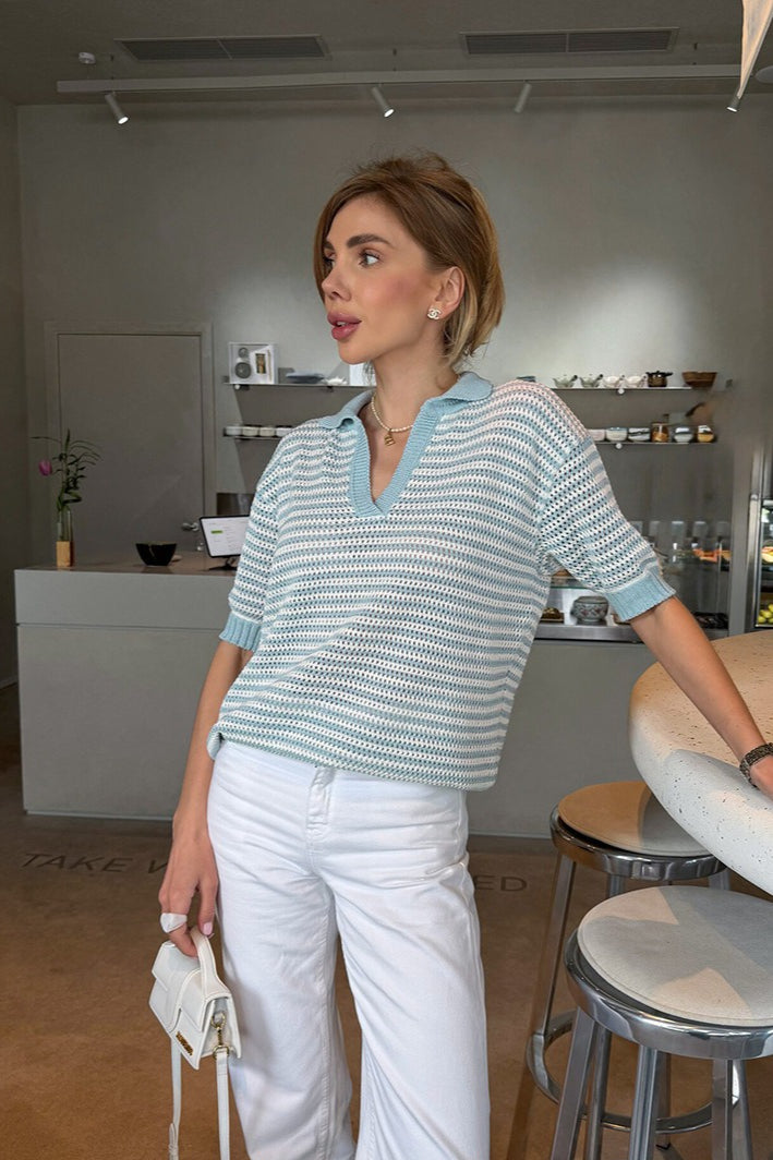 Kragen und Knopfleiste des Strickpullovers in Nahaufnahme