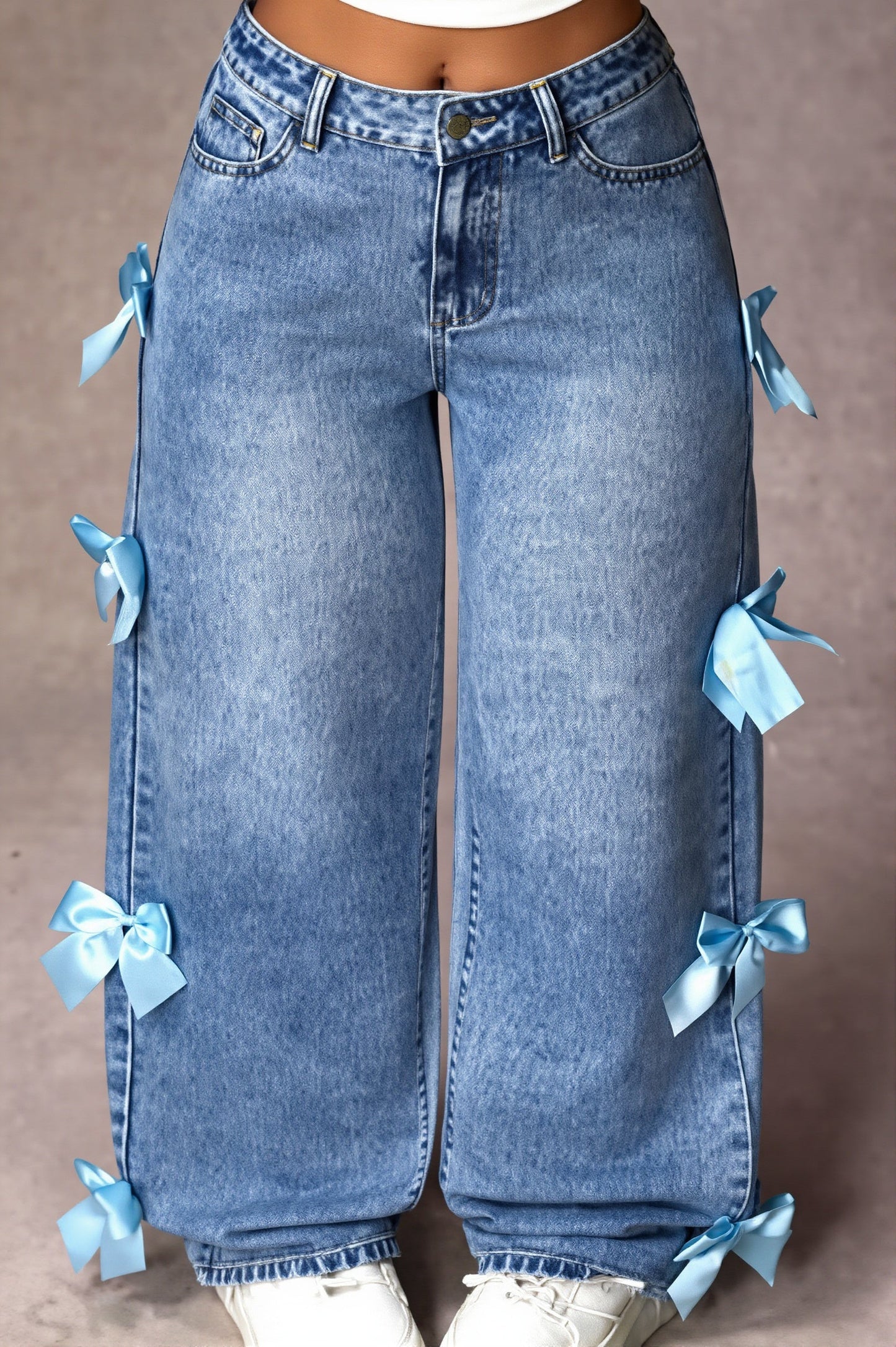 Seitliche Ansicht der Damenjeans mit geradem Bein und Washed-Effekt