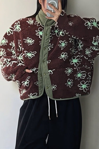 Damenjacke von der Seite mit wärmendem Sherpa-Fleece und Blumenmuster