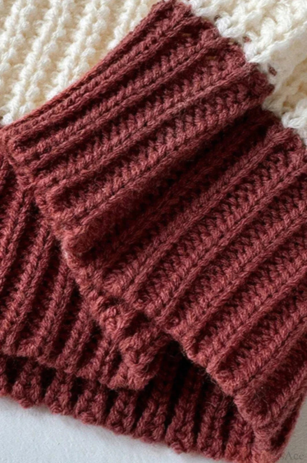 Rückansicht eines gestreiften Damen Strickpullovers mit Off-Shoulder-Schnitt