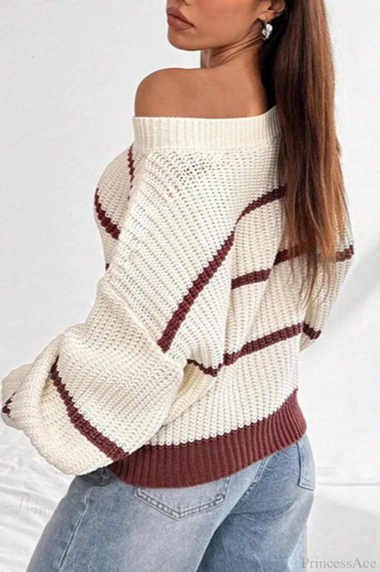 Damenpullover aus Strick mit schulterfreiem Ausschnitt in gestreiftem Design